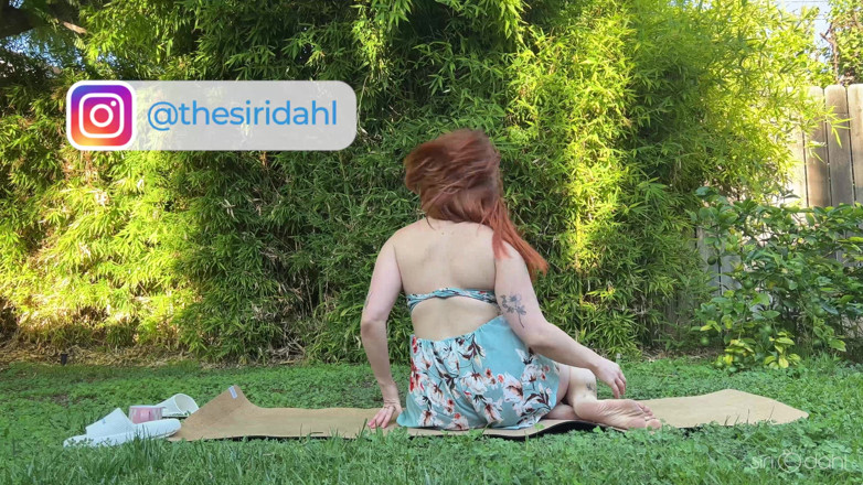 Siri Dahl: Açık havada yoga ve Siri Dahl ile esnetme - youtube için çok...