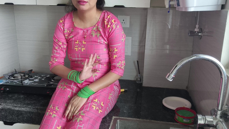 Saarabhabhi6: Mẹ kế xxx nóng bỏng nói chuyện trong nhà bếp