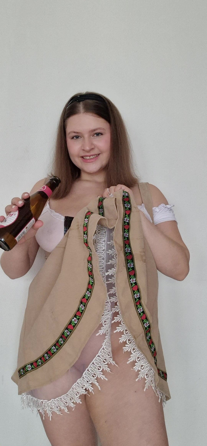 Tina Angel: Zlobivá oktoberfest dívka, která tě škádlí