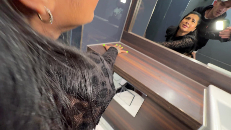 Yasmina Khan: Danny D mich in den öffentlichen toiletten