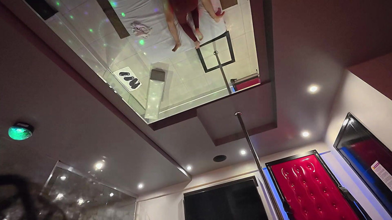 College-couple: POHLED – nejlepší lapdance vůbec, legíny do zadku až do orgasmu...