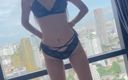 Emma Thai: Emma Thai gjorde sexig retande i underkläder med fantastisk stadsutsikt