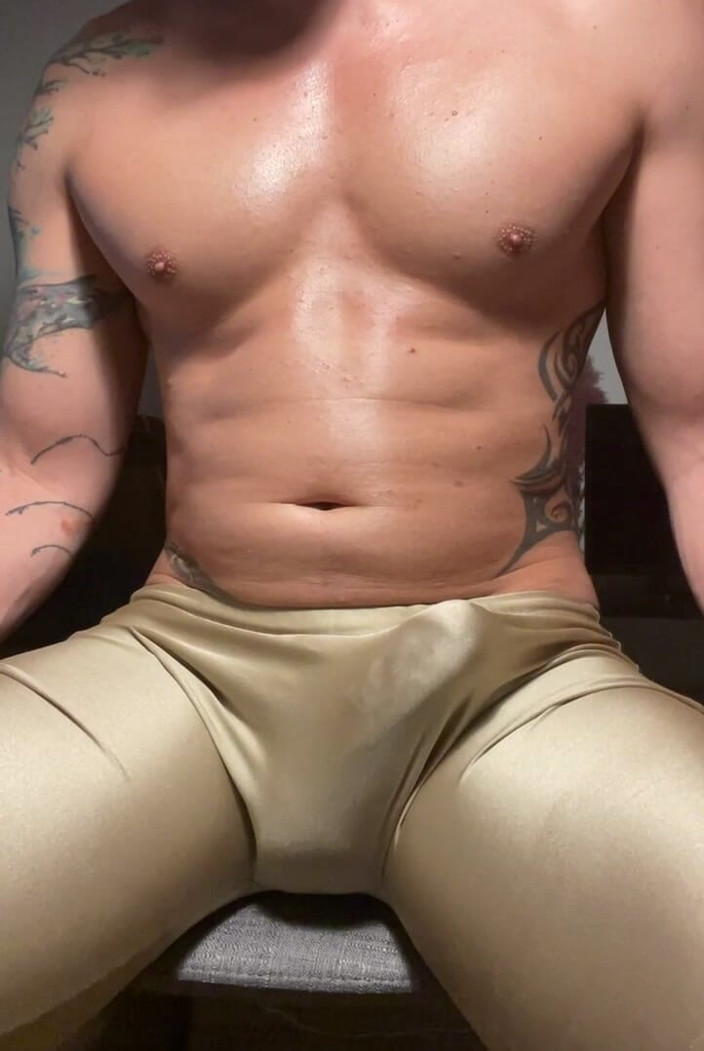 Spandex Boy: Jock empurra seu pau enorme até vazar porra, mãos livres