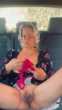 Arabamdaki Fahişenin Amındaki Bir Seks Planının Prezervatifini Boşaltıyorum