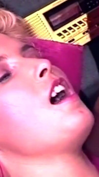 Reifes blondes schätzchen doppelt mit dildo und pulsierendem schwanz gestopft