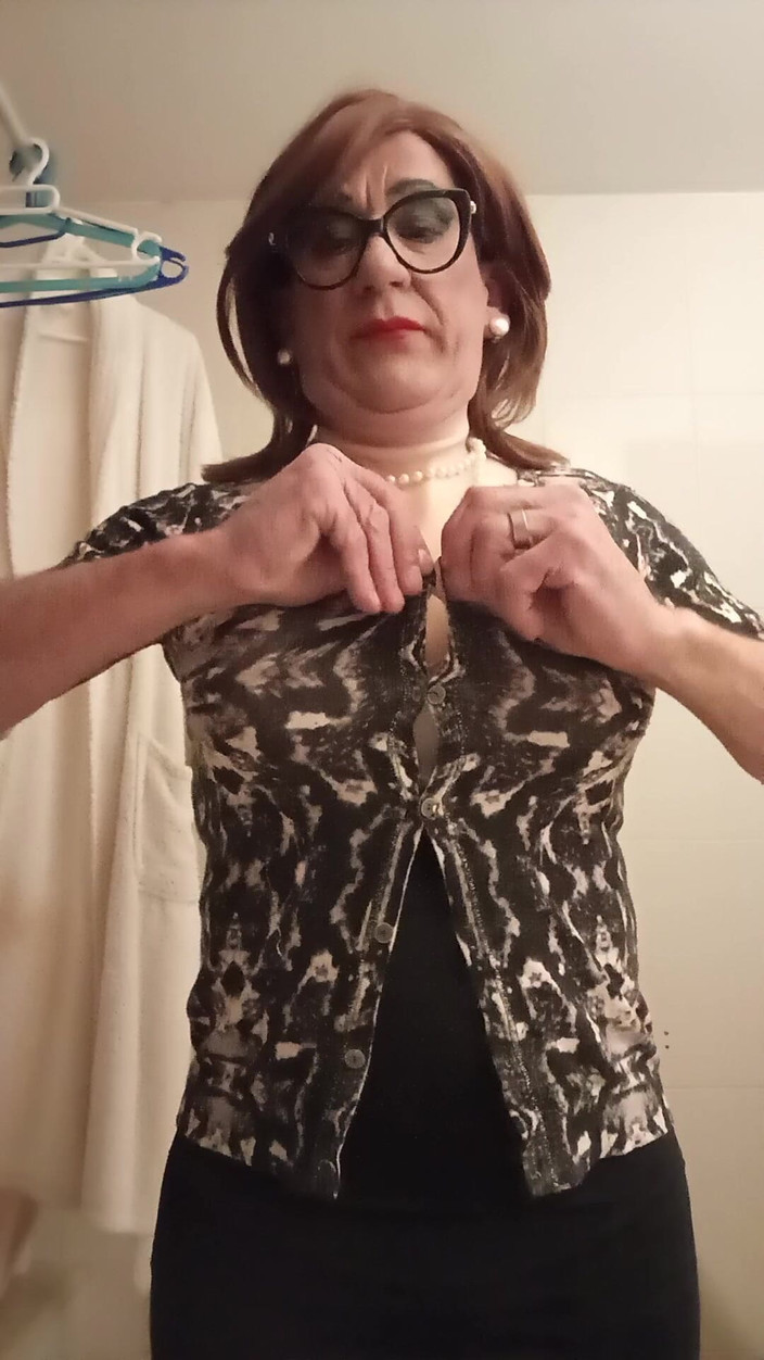 Yusti: Oblékání před zrcadlem