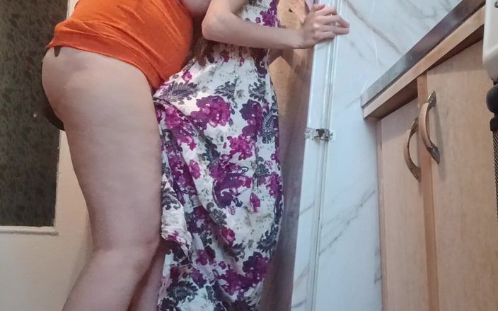 Lesbian-illusion: Evde yalnızken kocamın annesi beni sikiyor