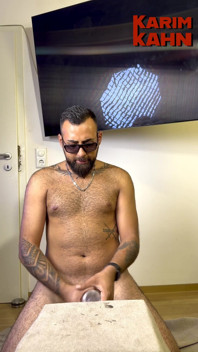 Il baise un Fleshlight et remplit un préservatif