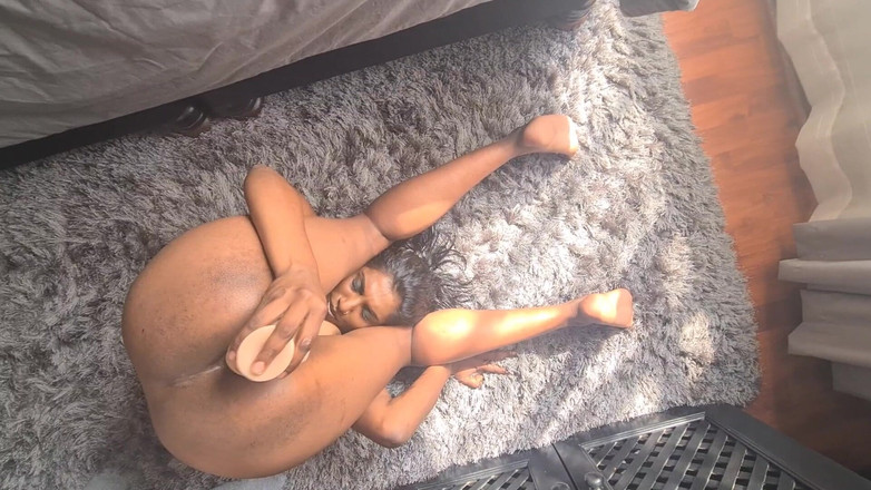 domslutfucker: Desi indisk slampa knullar hennes mörka rövhål med en dildo