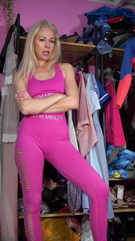 Mama vitregă se schimbă în echipamentul de yoga în timp ce te uiți