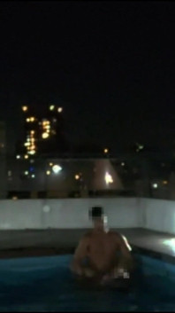 火を消すには水が足りなかったので、プールでセックスしました。プールで初めて - 会計士の冒険