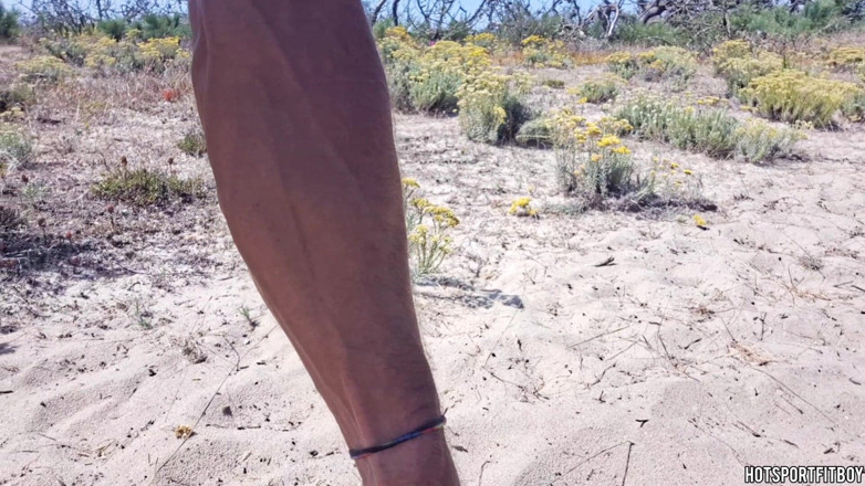 Hotsportfitboy: L'uomo pervertito si masturba il suo bel cazzo in una...