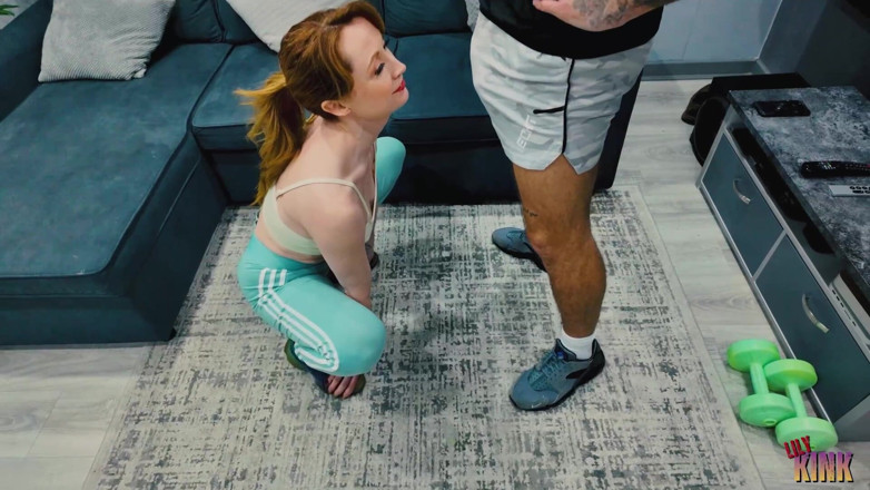 Lily kink: Nadržená milf děvka v tělocvičně svádí a šuká osobního trenéra