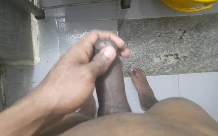 Wheyincognito: Cowok ini masturbasi di kamar mandi sambil cuci baju