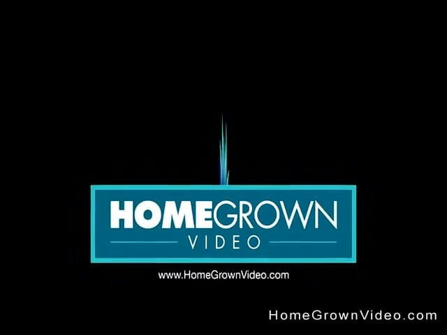 Homegrown Vintage: Blonde milf bringt sich zum squirten