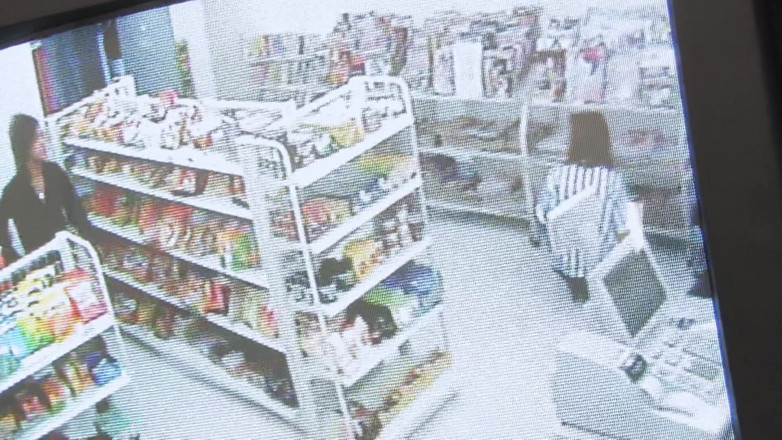 GangAsia: Sexy commessa giapponese viene scopata da tre tizi arrapati