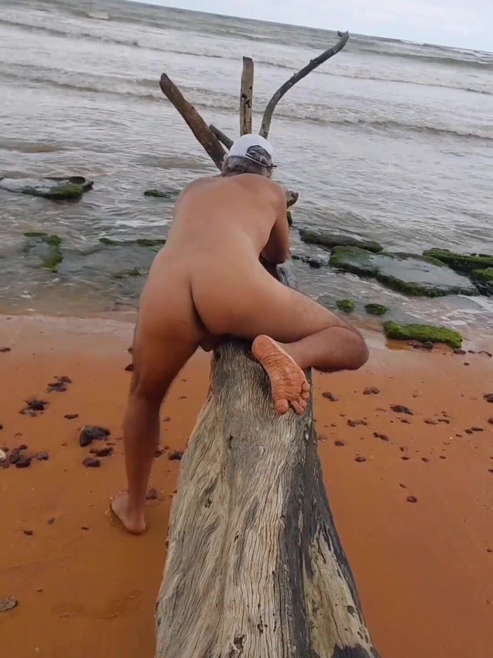 Ladysilvas: Ladysilva nue sur la plage exhibe son cul sexy