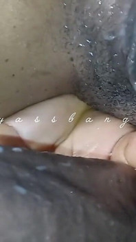 Eboni matang dengan pantat besar menunggang zakar hitam besar yang membuatkannya memancut seluruh batang saya