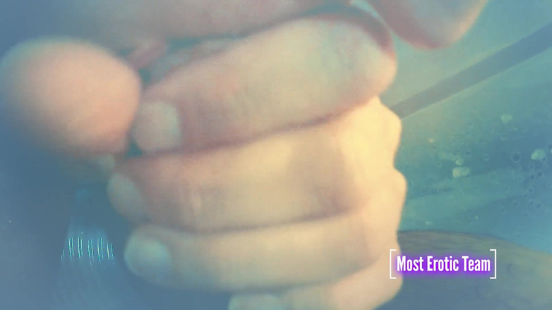Most Erotic Girl: Le encanta mear en las tetas y dar mamadas en...