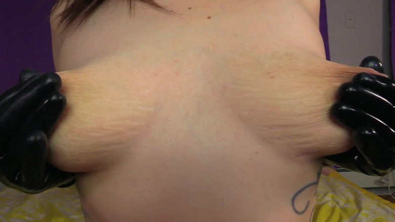 Quinn brooks: Mănușă din latex cu sfârcuri Play-wmv