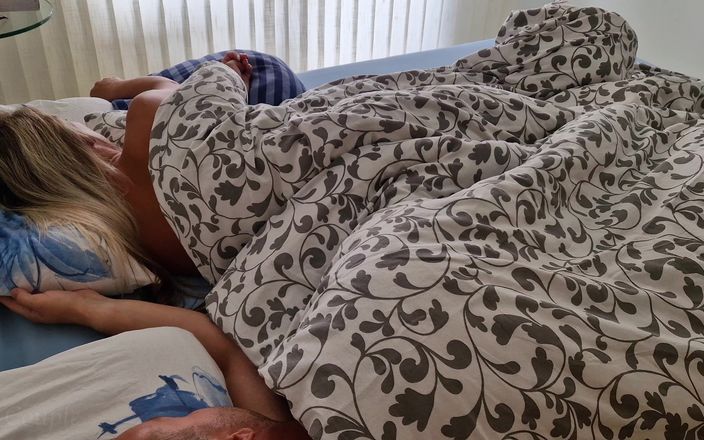 LC couple: 业余妻子在早上湿润的阴户感到坚硬的鸡巴时还没有醒来