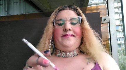 Stefanie Laveire: Blonde Ts slut Stefanie smoking