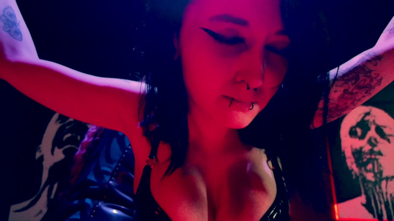 Domina Dark: Prima Sessione Di BDSM per Ragazze Emo Piccole