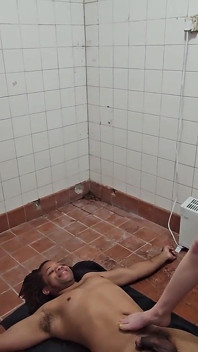 Puta mea en el baño sucio