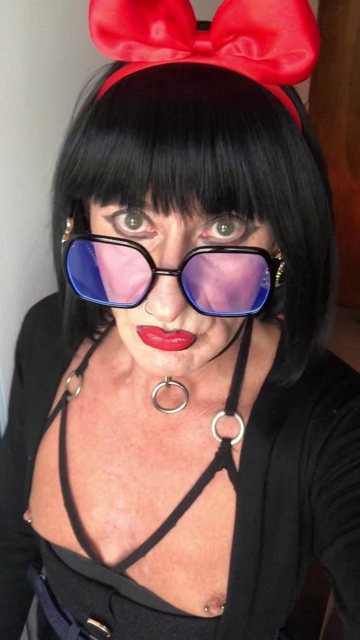 Andreina Naty: Tindik payudara dan berjalan