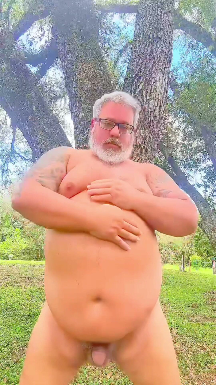 Hand-Free-Daddy-Chub: Beruang Telanjang Menari Berbogel Di Wilderness Menunjukkan Lubangnya