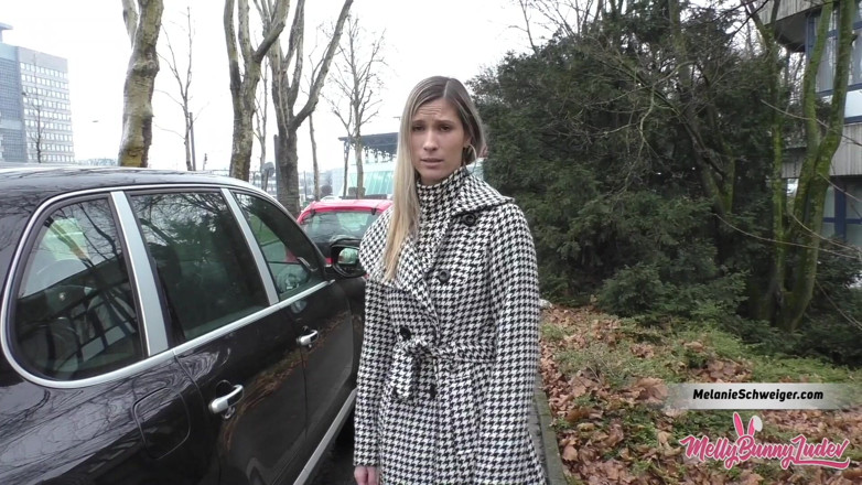 Mellybunnyluder: Pijpen tijdens carwash