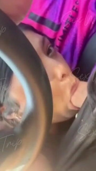 Sexworldtrip - ラティーナのティーンが車を吸うのが好き - 本物のアマチュアフェラチオ、観光車運転(フルビデオ)