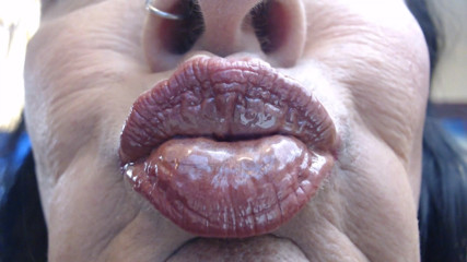 Abby Anna: Wand gold gloss super pucker close up