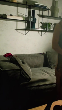 Echte lesbische strap-on-session auf der couch