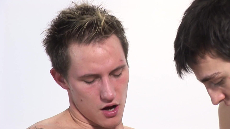 Bareback Boy Bangers: Eshby, Milano a Steele si navzájem dělají radost u bazénu