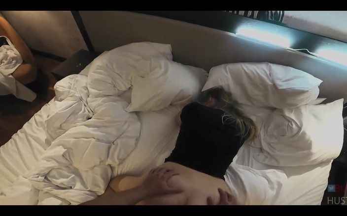 Bunny Hustler: Amateur mollige russische MILF pOV anal