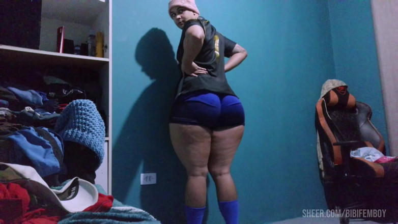 Sissy sapeca studio: Tranny bengkung dengan pantat besar dan tubuh Feminin.