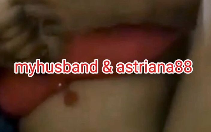 Astriana88: Một mình trong phòng, nhưng bầu không khí làm cho...