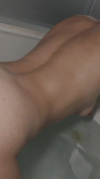 เล่นหีตูดเปียกกับ Sinn Sage และ Luna Zane