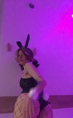 Soft Vulgar: În cele din urmă am primit costumul meu de iepuraș...