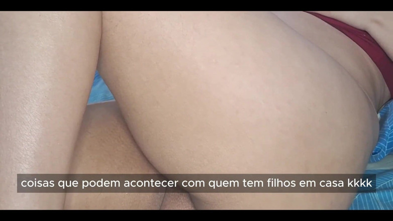 Bruna Silva Hotwife: Заміжня домогосподарка любить кататися на своєму рогоносці, і її переривають, коли вони намагаються відкрити її двері в спальні