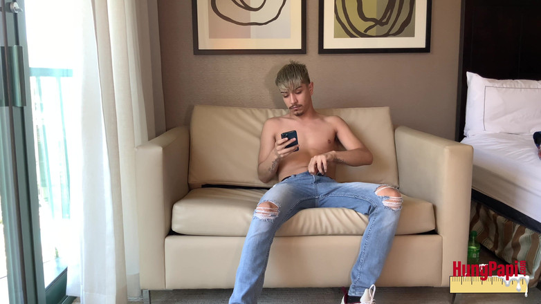 Hung Papi: Красивий папі молодий твінк, великий необрізаний член соло, дрочить великий камшот