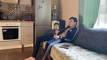 Ethan Lestray: Tam video Gopnik tatlı bir ikizi sikiyor ve üzerine boşalıyor