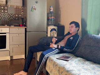 Ethan Lestray: 完整视频 gopnik 操了一个甜美的双胞胎并射在他身上