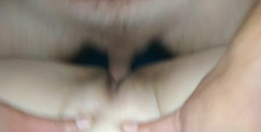 Pussy For Sperm: 在湿润的无毛阴户中狠狠地操邻居的丰满妻子！