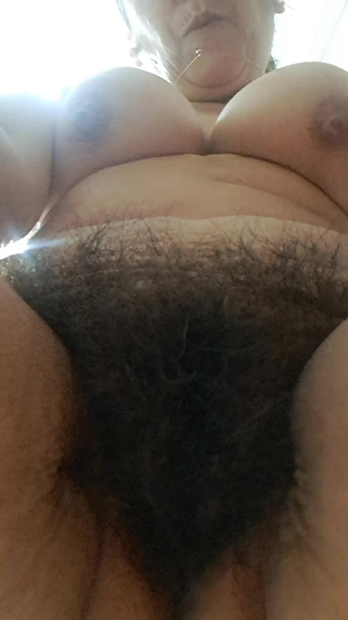 Mommy big hairy pussy: 継母と彼女の毛深い秘部