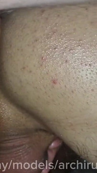 ¡El agujero de un femboy sirve una polla grande, gruesa y desnuda hasta que se derrama semen!