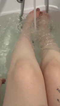 Je Joue Avec Ma Chatte Sous L’eau 4K. Fétichisme Des Pieds.