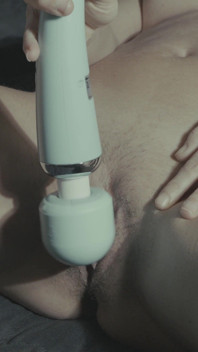 Primero Uso Mi Vibrador Para Hacer Que Se Corra Lentamente, Luego, Con Su Semen Sobre Mí, Lo Uso Para Darme Un Gran Orgasmo