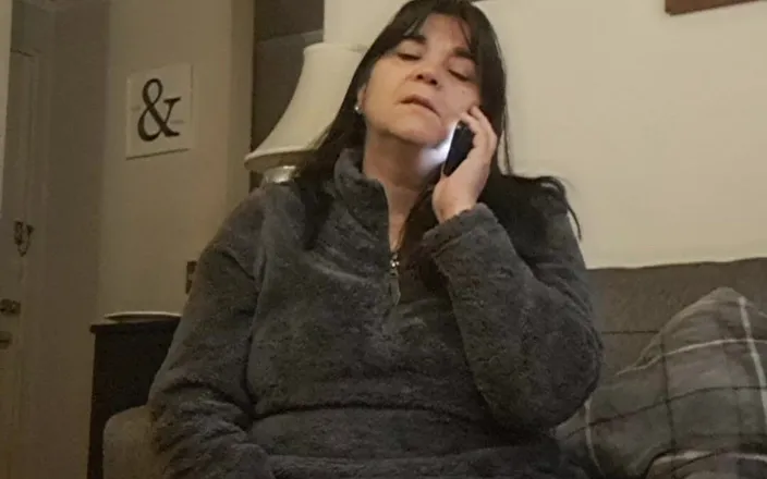 Mommy big hairy pussy: Cell Phone Call Causes MILF to Masturbate